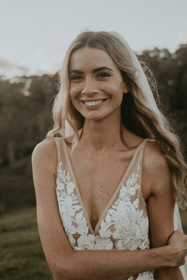Vestido de novia rústico elegante con escote en V y encaje floral WD658