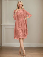 Vestido de madre de la novia de gasa con encaje, escote redondo, ilusión, largo hasta la rodilla, con volantes en cascada y lentejuelas