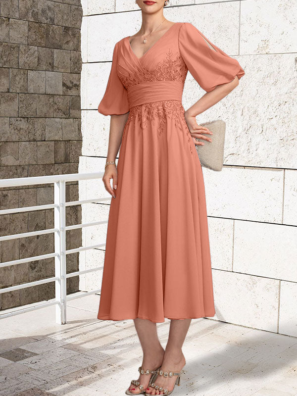 Vestido de madre de la novia de gasa con encaje, escote en V y largo hasta la rodilla con pliegues