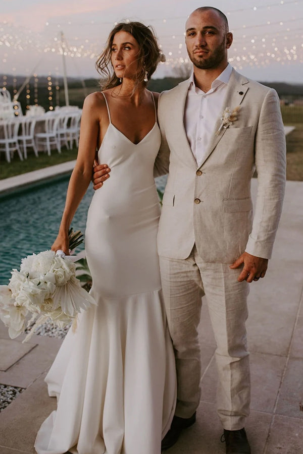 Vestido de novia clásico color marfil con escote en V y tirantes finos WD645
