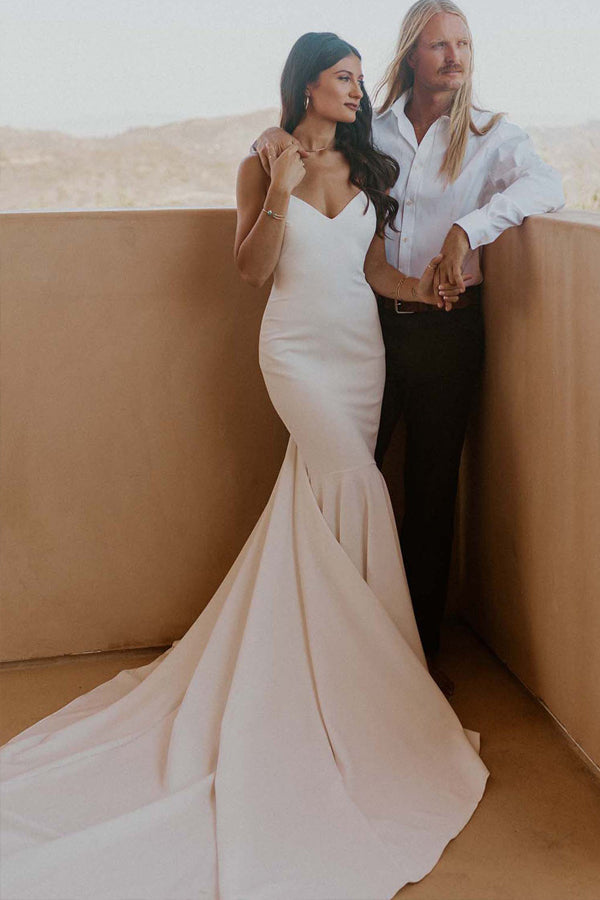Vestido de novia clásico color marfil con escote en V y tirantes finos WD645