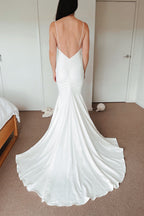 Vestido de novia clásico color marfil con escote en V y tirantes finos WD645