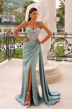 Vestidos de fiesta con escote en forma de corazón, sin mangas, tirantes finos, abertura frontal, volantes y cuentas.