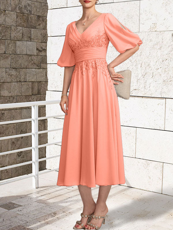 Vestido de madre de la novia de gasa con encaje, escote en V y largo hasta la rodilla con pliegues