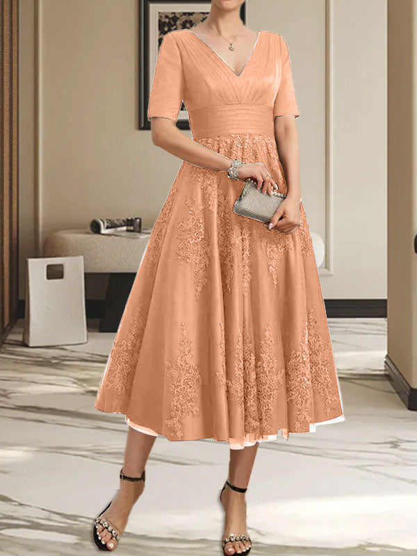 Vestido de madre de la novia de tul con encaje, escote en V y corte A hasta la rodilla con pliegues