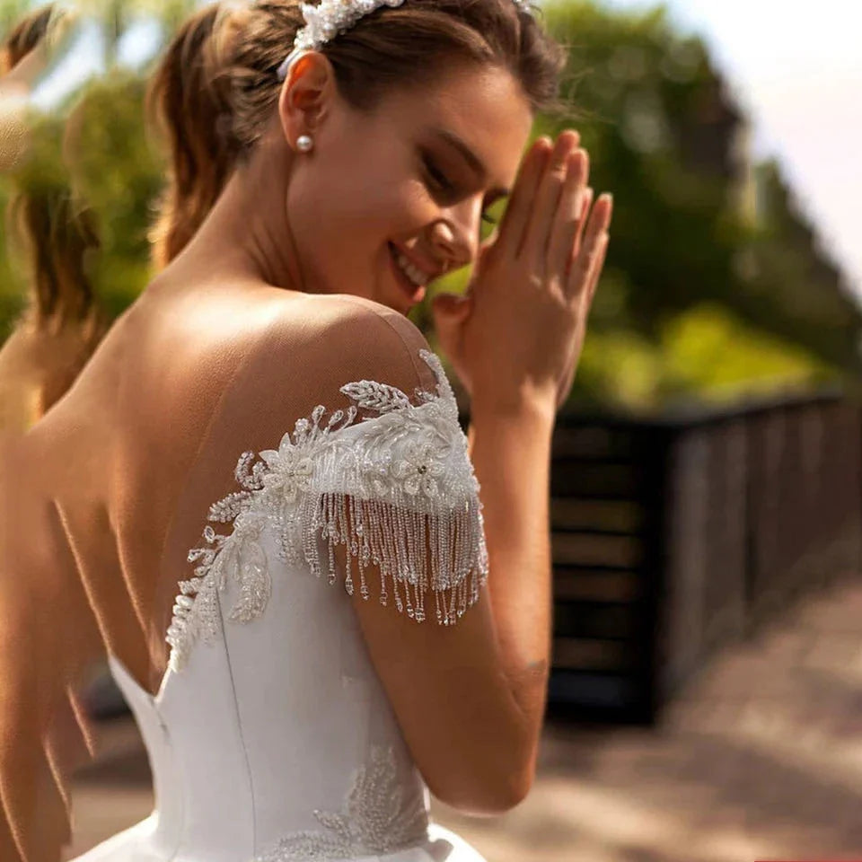 Custom Made Princess Wedding Dress A Line Beaded Lace Appliques Bride Dresses Illusion Back Party Dress Long Train Wedding Gowns-payinti