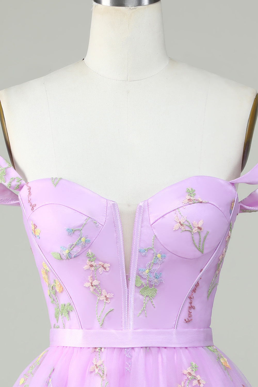 Hermoso vestido morado corto de fiesta con escote en forma de A y bordado