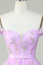 Hermoso vestido morado corto de fiesta con escote en forma de A y bordado