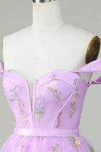 Hermoso vestido morado corto de fiesta con escote en forma de A y bordado