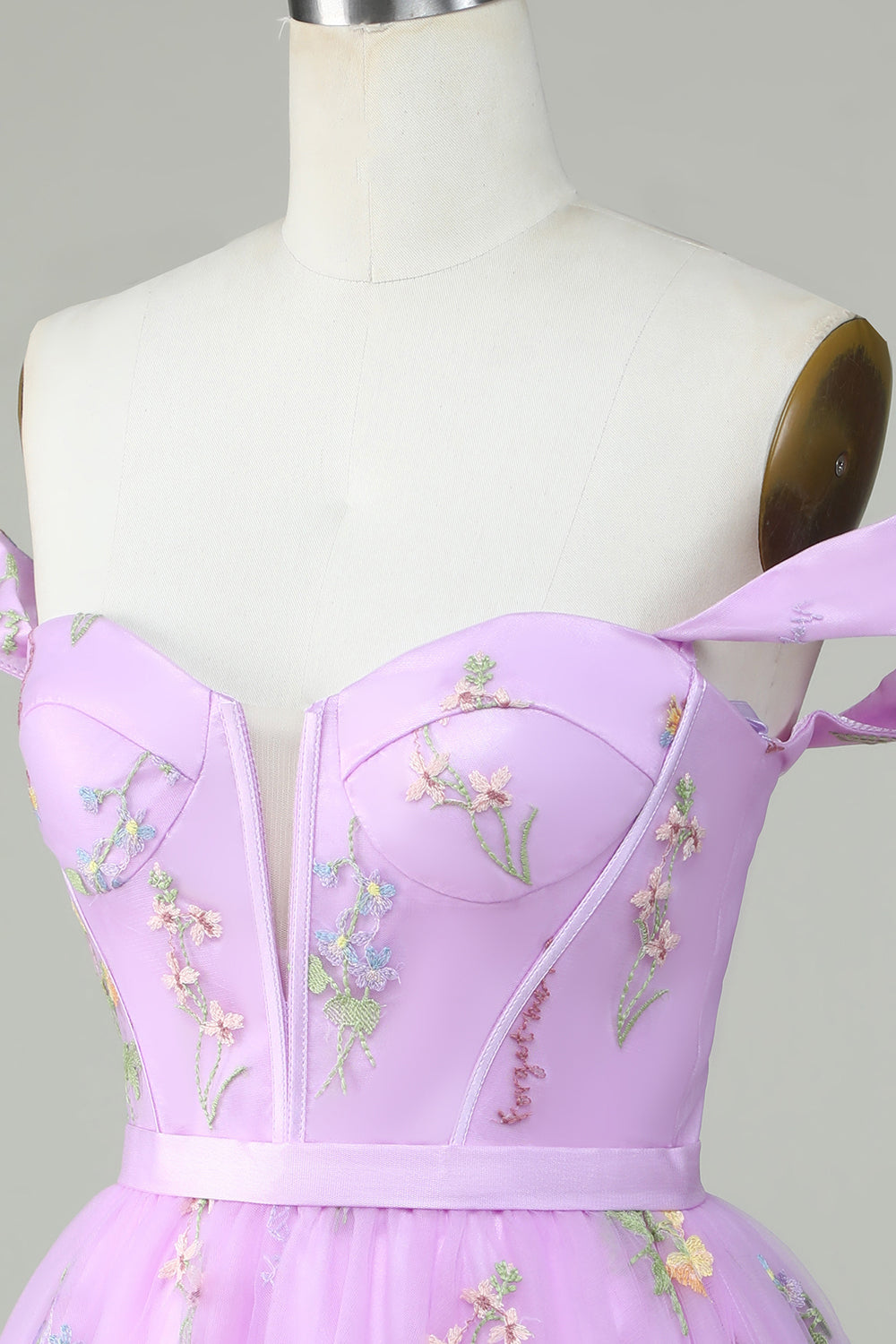 Hermoso vestido morado corto de fiesta con escote en forma de A y bordado