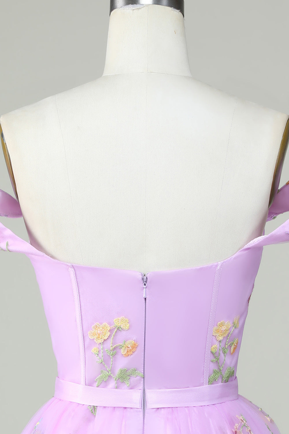Hermoso vestido morado corto de fiesta con escote en forma de A y bordado