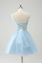Vestido corto color rubor con tirantes finos, estilo corsé, corte A y apliques para fiesta de bienvenida.