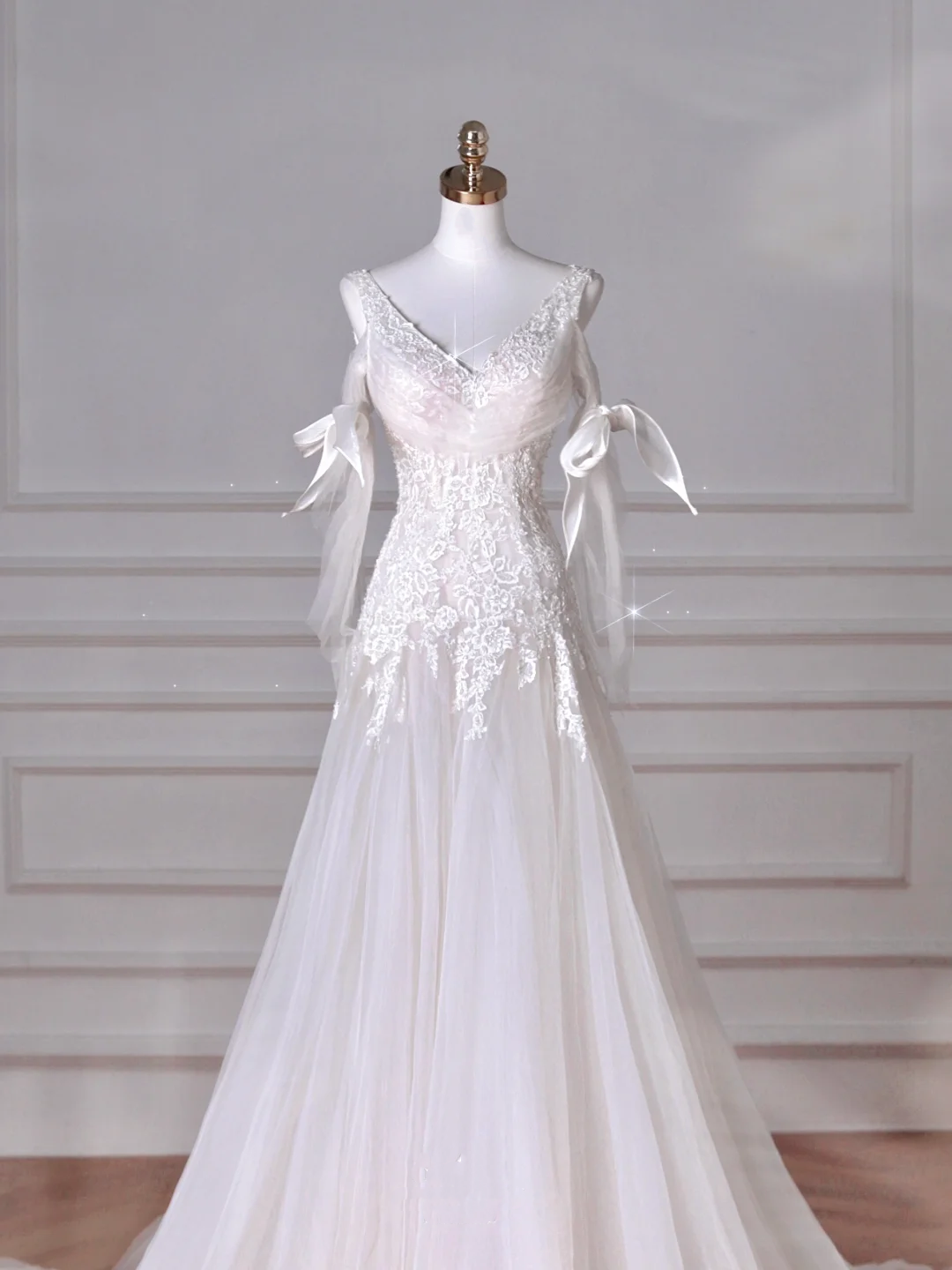 Fee Weiß V-Ausschnitt Tüll Spitze Applikationen Meerjungfrau Abendkleid, Langes Hochzeitskleid Y8636