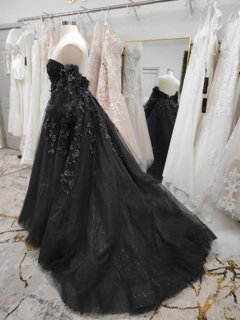 Atemberaubendes, alternatives schwarzes Kleid, schulterfreies Ballkleid, Gothic, unkonventionelles Hochzeitskleid, Y2477