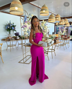 Elegante vestido de noche fucsia sin tirantes y con abertura Y5252