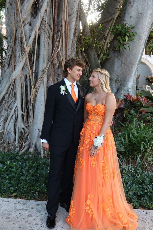 Orangefarbenes Ballkleid mit Spitzenapplikationen, Illusion, herzförmiger Ausschnitt, trägerloser Tüll, A-Linie, Sweep-Schleppe, Abendkleider, Abschlussfeier, Y4167