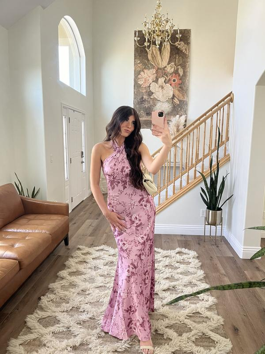 Elegante vestido de noche largo con cuello halter y estampado de satén rosa Y8454