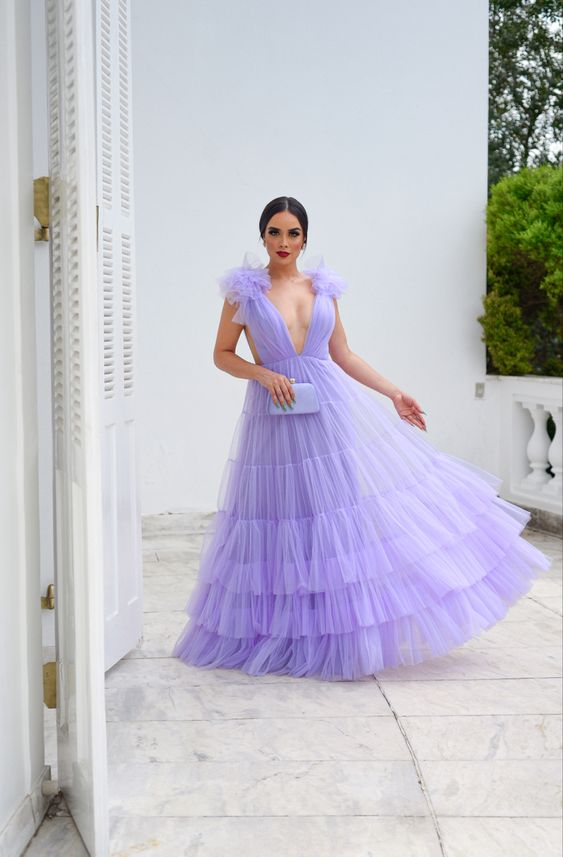 Lavendelfarbenes Ballkleid aus Tüll mit tiefem V-Ausschnitt, Lavendelfarbenes Abendkleid Y6185