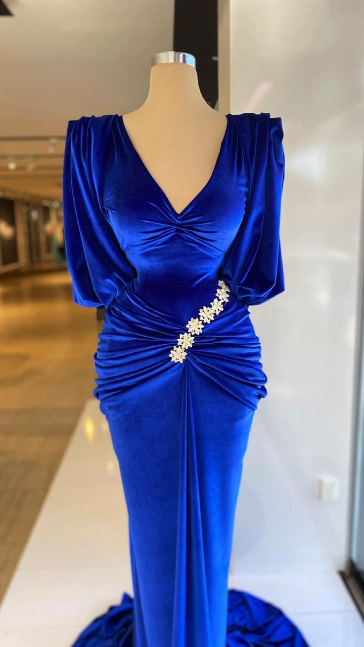 Vestidos de noche estilo Dubái, escote en V, mangas cortas, terciopelo, pliegues, apliques, azul real, corte sirena, vestido formal de fiesta de graduación Y4935