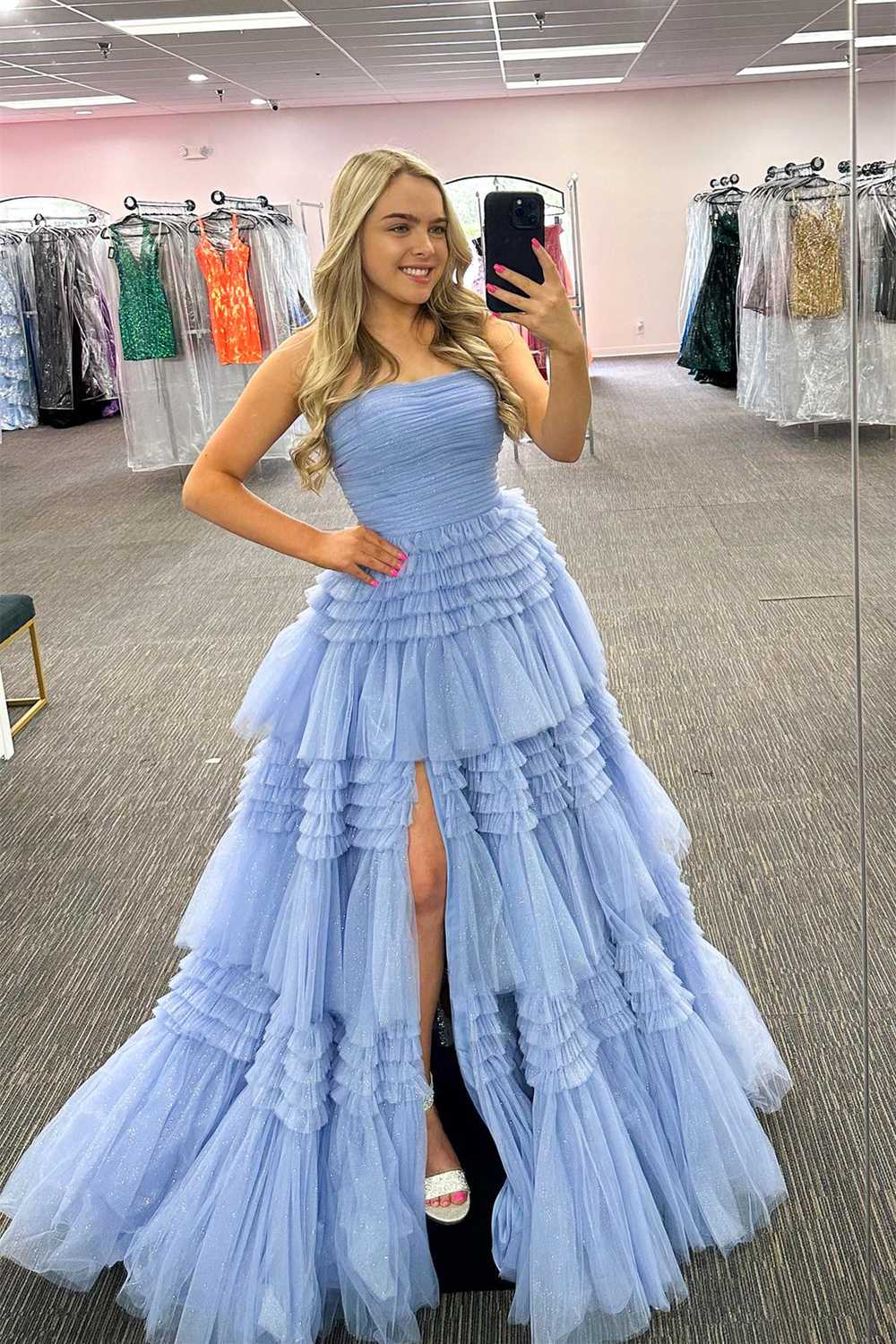 Daniela | Langes, trägerloses A-Linien-Ballkleid aus Tüll mit gestuften Rüschen