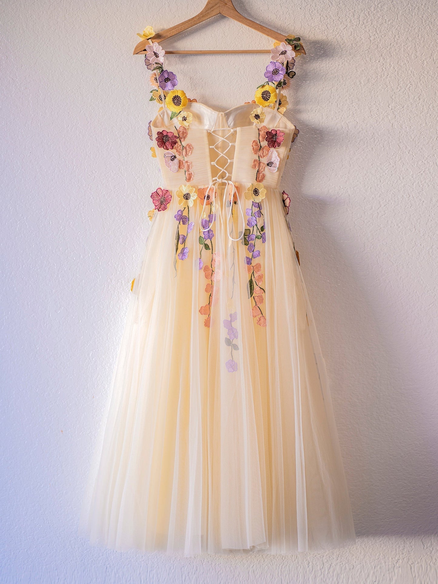 Vestidos de fiesta de tul con flores 3D y longitud hasta la rodilla