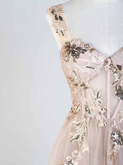 Bodenlanges Ballkleid mit Korsettspitze und Tüllapplikation