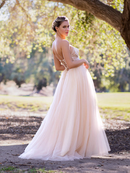 Vestido de tul largo hasta el suelo con apliques de corsé