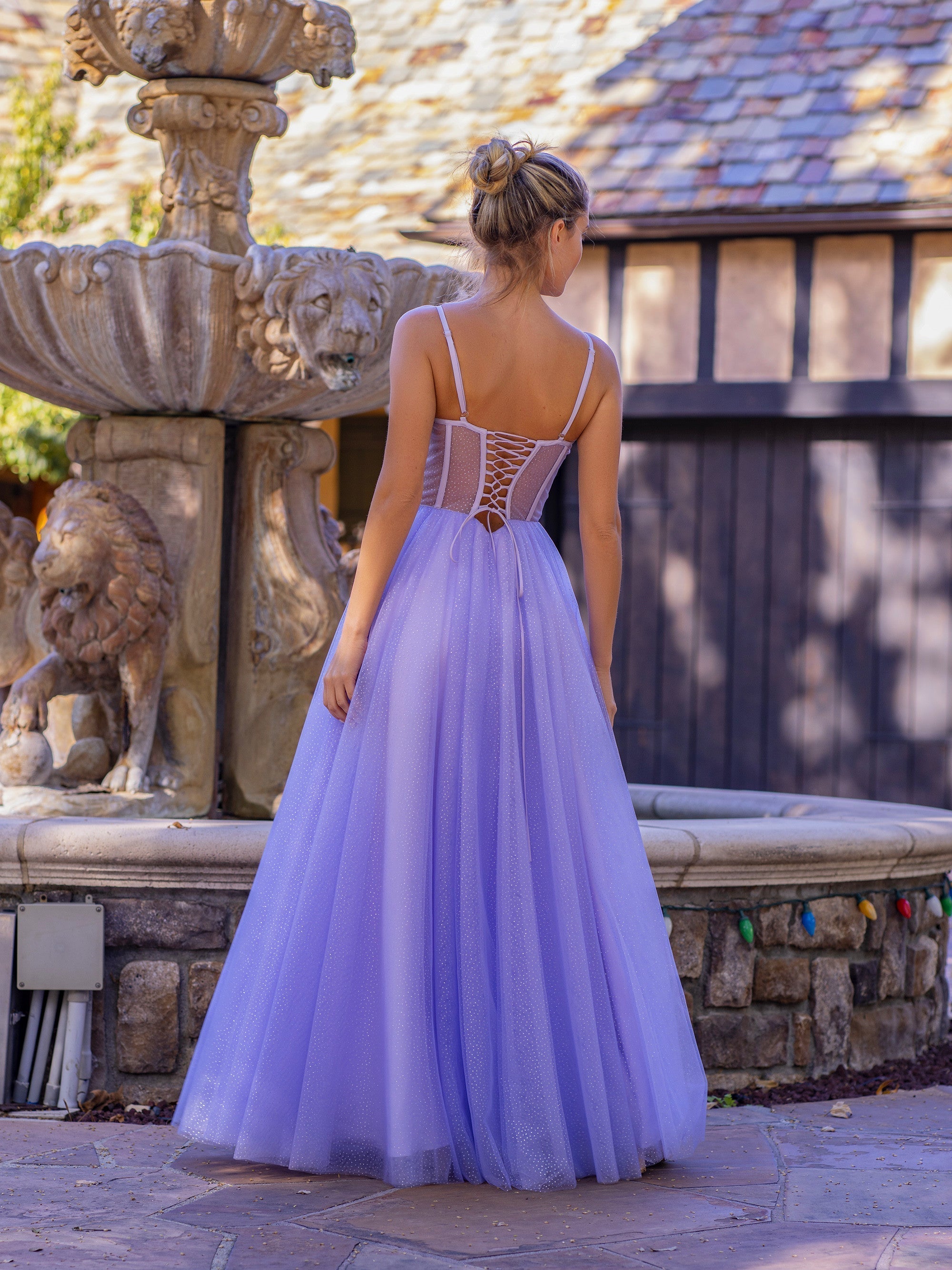 Vestido de fiesta de tul con tirantes finos, corsé y largo hasta el suelo