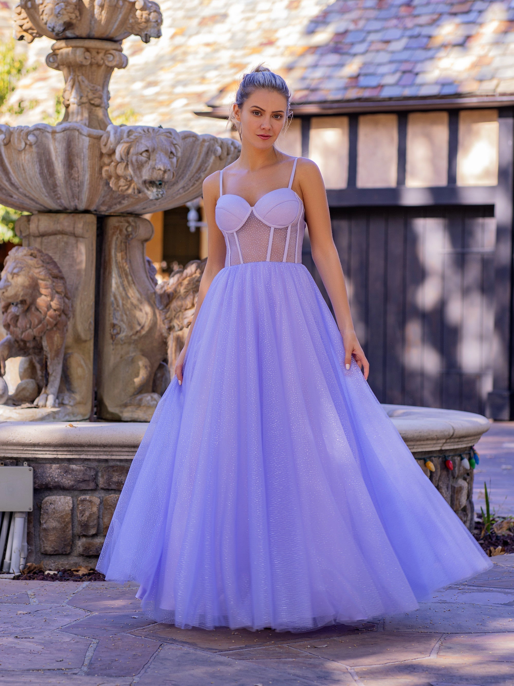 Vestido de fiesta de tul con tirantes finos, corsé y largo hasta el suelo