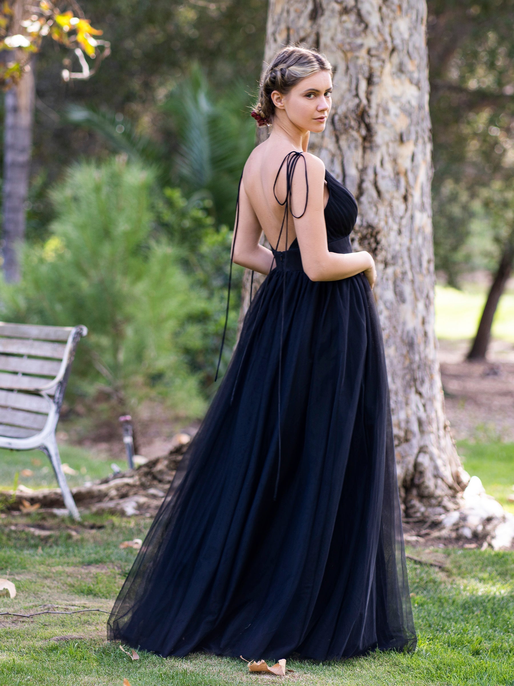 Vestido de fiesta de tul con escote en V profundo y cola larga