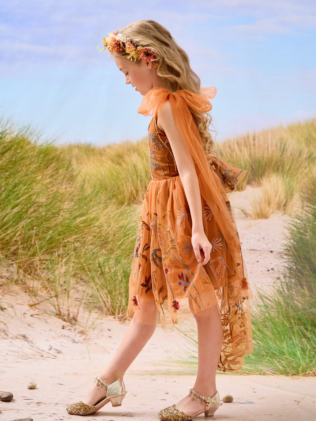Knielanges Blumenmädchenkleid aus gebranntem orangefarbenem Spitzentüll mit Stickerei 