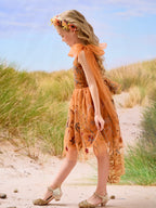 Knielanges Blumenmädchenkleid aus gebranntem orangefarbenem Spitzentüll mit Stickerei 