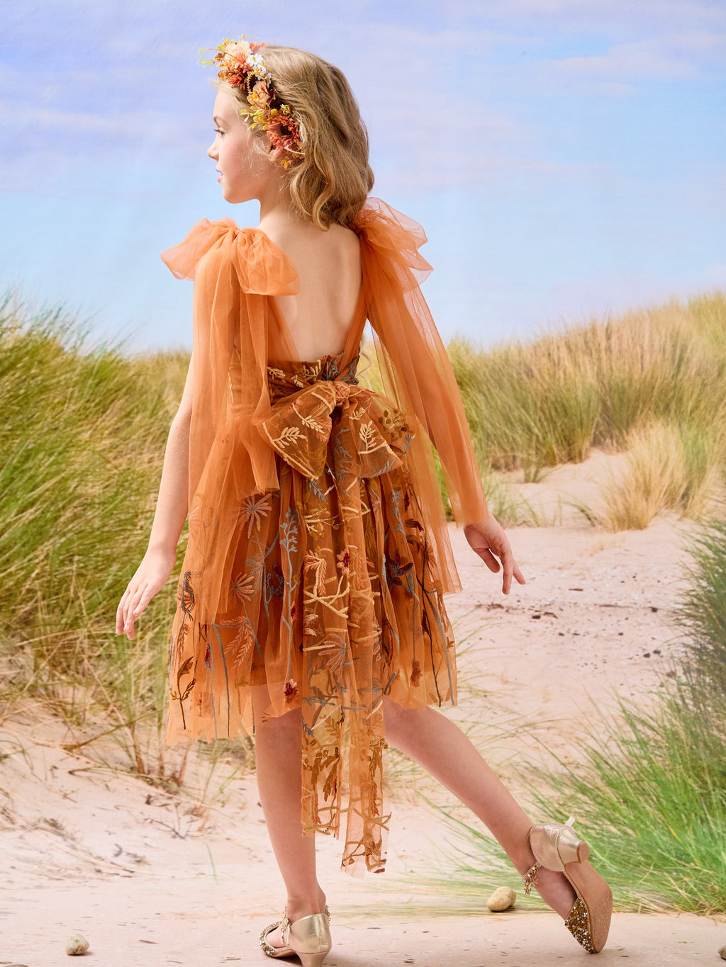 Knielanges Blumenmädchenkleid aus gebranntem orangefarbenem Spitzentüll mit Stickerei 