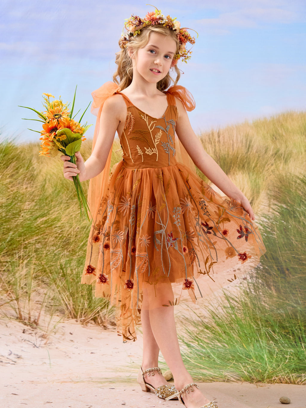 Knielanges Blumenmädchenkleid aus gebranntem orangefarbenem Spitzentüll mit Stickerei 
