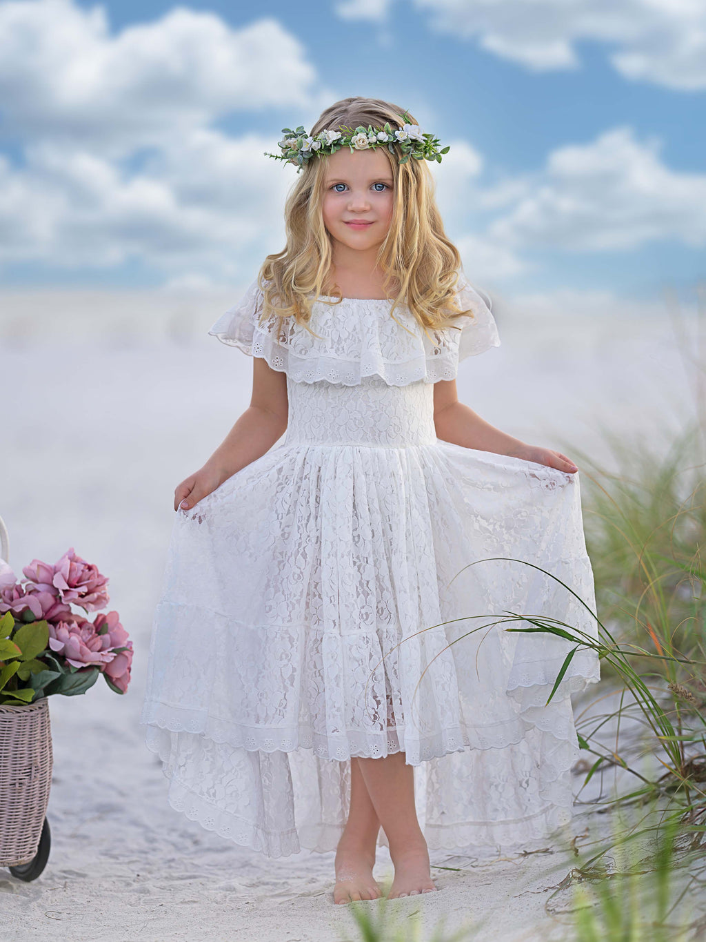 Vestido de vacaciones con falda irregular de encaje blanco