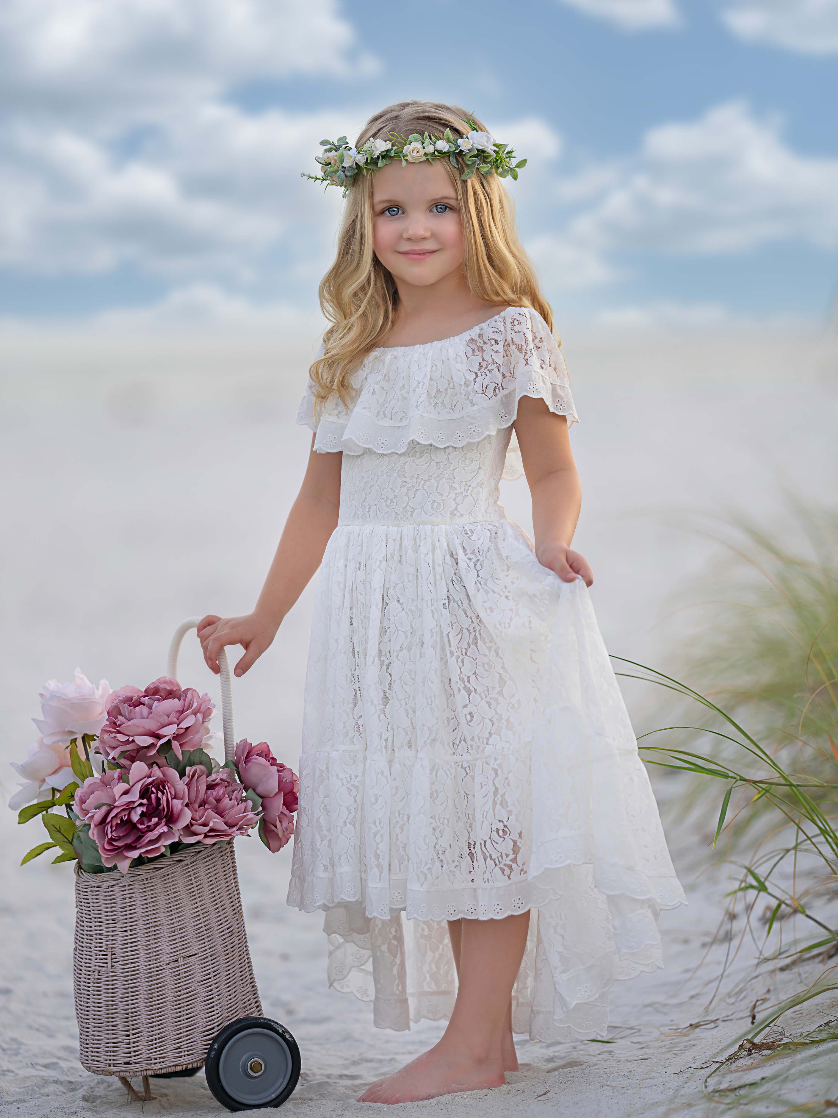 Weißes Urlaubskleid mit unregelmäßigem Spitzenrock 