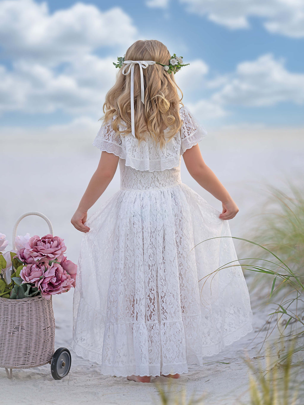 Vestido de vacaciones con falda irregular de encaje blanco