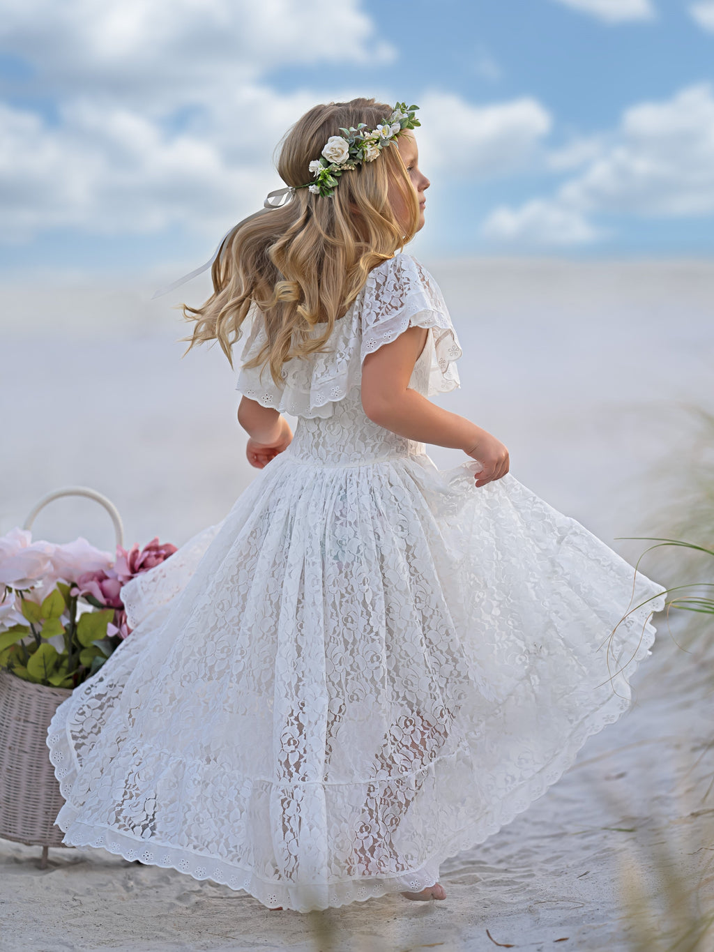 Vestido de vacaciones con falda irregular de encaje blanco