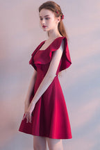 Elegantes vestidos de fiesta cortos sin mangas color burdeos con cuello cuadrado