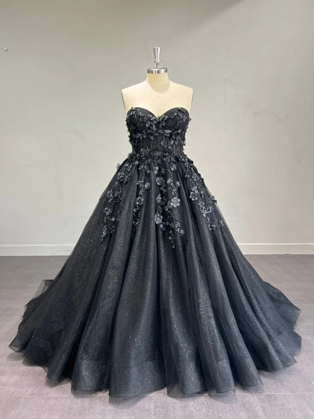 Atemberaubendes, alternatives schwarzes Kleid, schulterfreies Ballkleid, Gothic, unkonventionelles Hochzeitskleid, Y2477