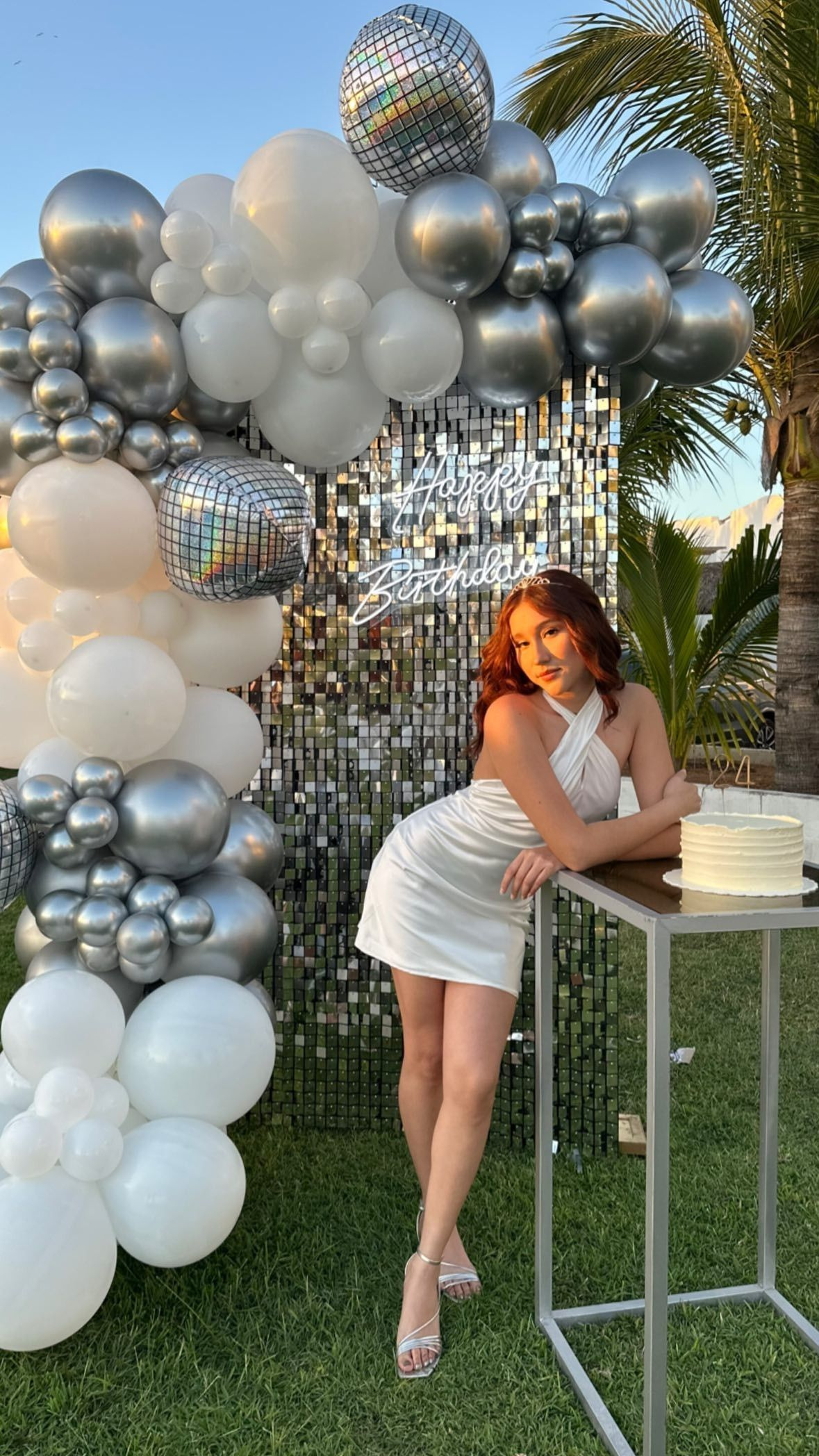 Lindo vestido de fiesta de satén blanco sin mangas Y2573
