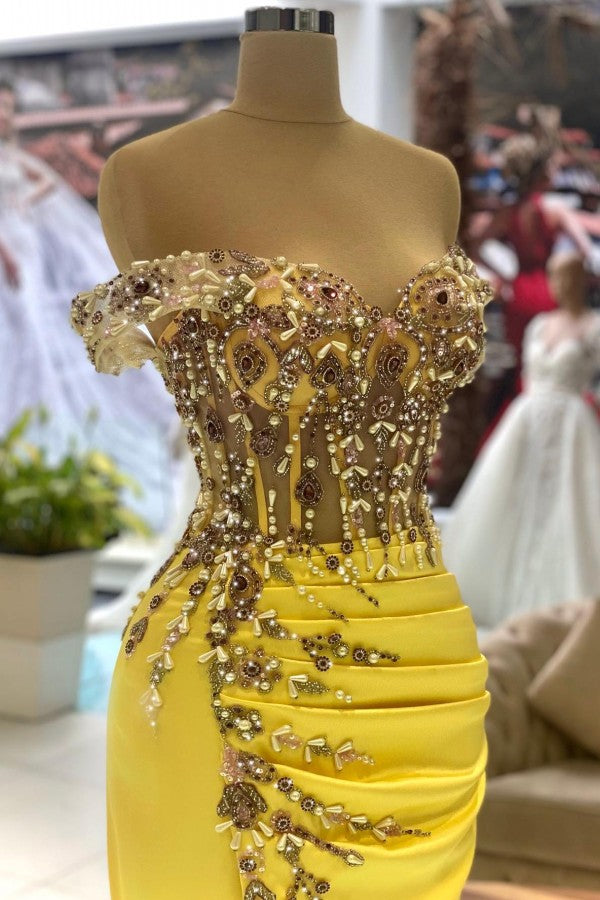 Wunderschönes gelbes Meerjungfrau-Abendkleid aus schulterfreiem Satin mit Schlitz