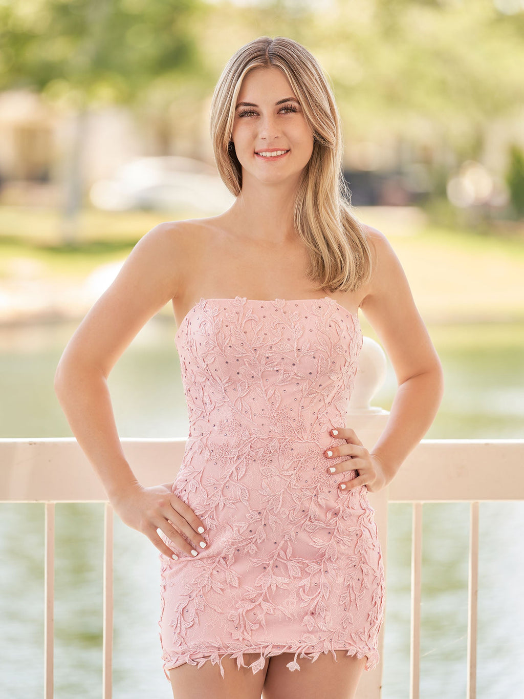 Damaris | Vestido de fiesta rosa ajustado, corto, de encaje y con apliques