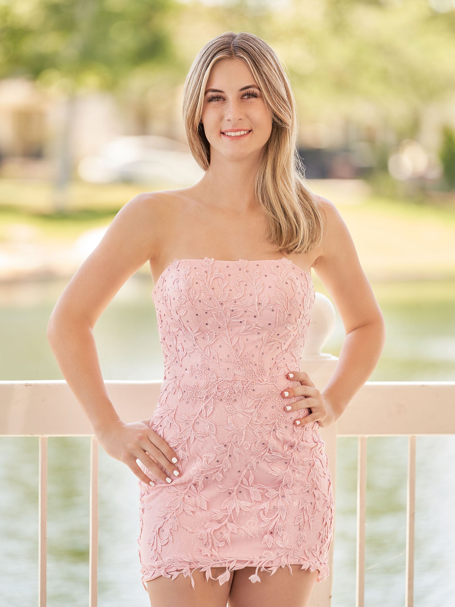 Damaris | Vestido de fiesta rosa ajustado, corto, de encaje y con apliques