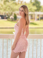 Damaris | Vestido de fiesta rosa ajustado, corto, de encaje y con apliques