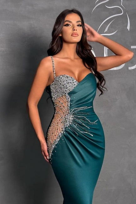 Vestido de fiesta verde oscuro con tirantes finos, cuentas, sin mangas y volantes