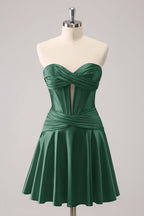 Hermoso vestido de fiesta fucsia con escote en forma de A, corsé cruzado y volantes