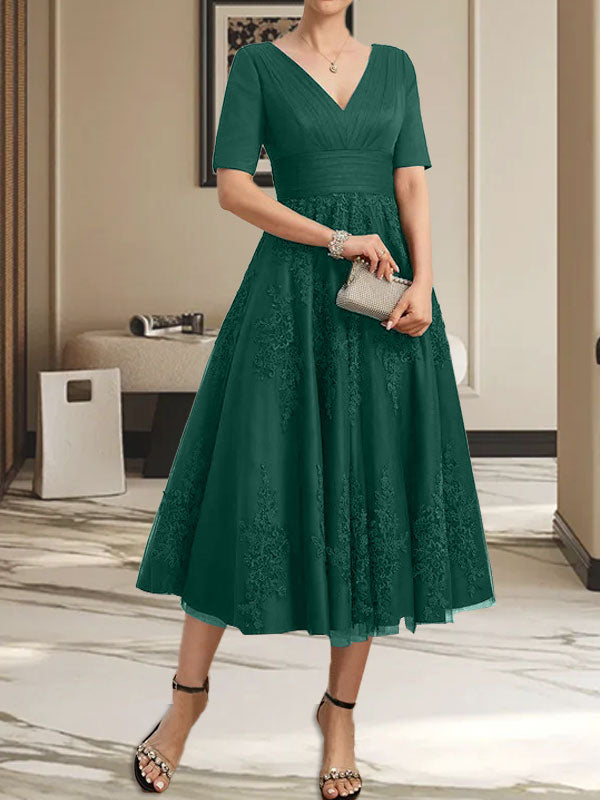 Vestido de madre de la novia de tul con encaje, escote en V y corte A hasta la rodilla con pliegues