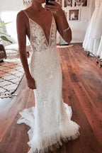 Vestido de novia de encaje color marfil, sirena, escote en V profundo y espalda descubierta WD606