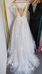 Vestido de novia romántico de encaje con escote en V profundo y cola WD593